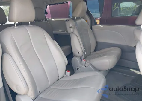 2013 Toyota Sienna Xle V6 8 Passenger z USA, uszkodzony, nr VIN 5TDYK3DC1DS346323